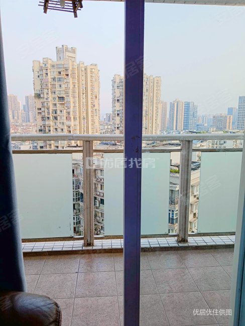 香港城 电梯房 124平 3室 普装 房东急置换 诚心出售