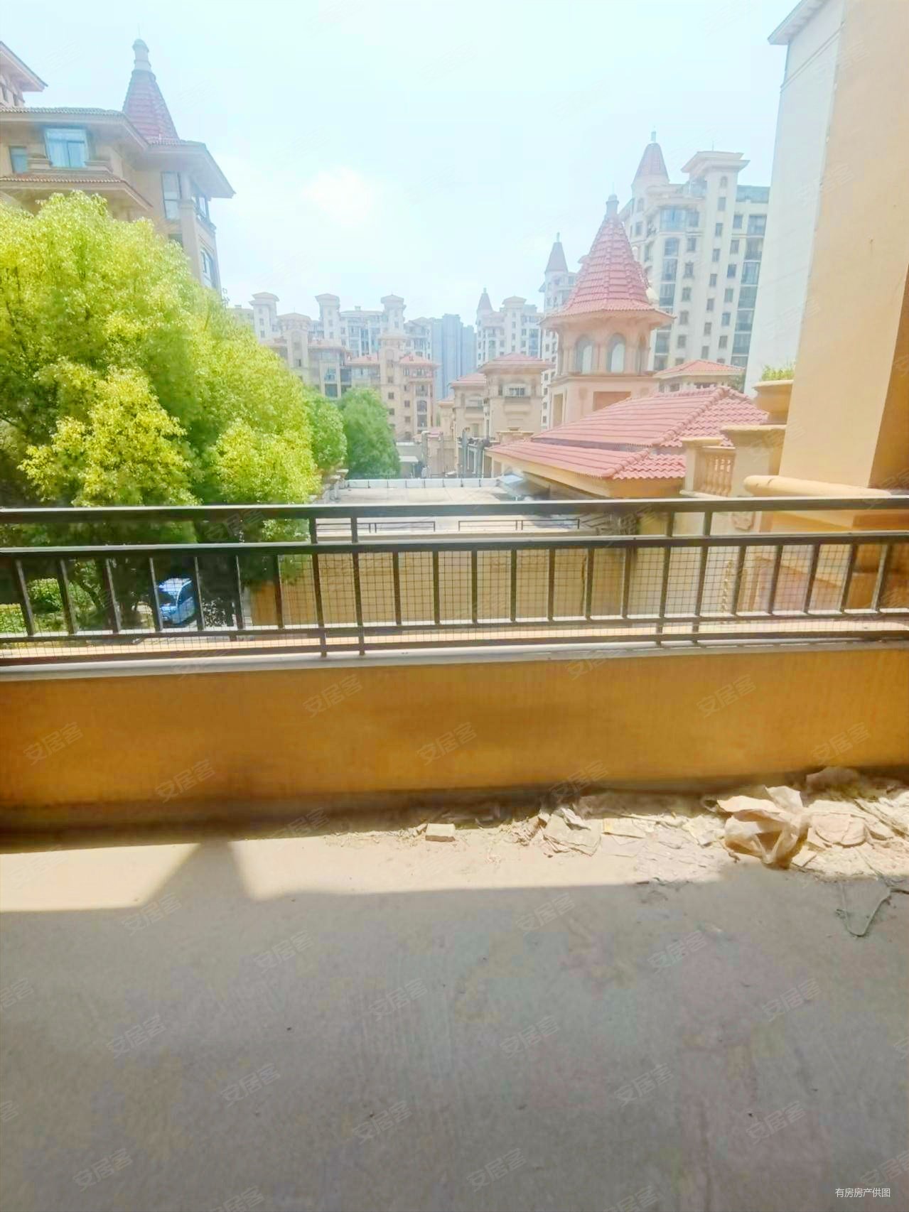 银河湾花园电梯洋房 1百3拾 带露台 有钥匙