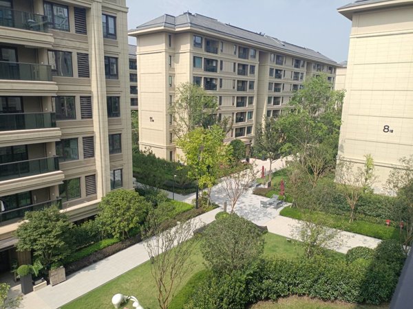 重庆渝北中央公园绿城春溪雲庐(二期)带地暖,可免费停车,横厅洋房出租