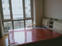 香坊北京华联附近2楼一屋一厨。有床，家具，热气，冰箱，洗衣机