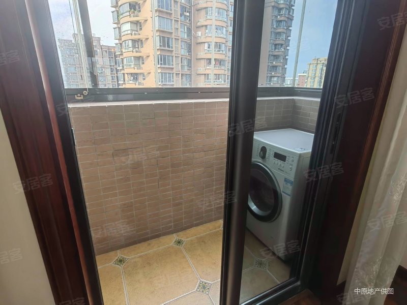 18号线康桥地铁口,隔壁是360广场,景观房,绿地东上海海富城市花园