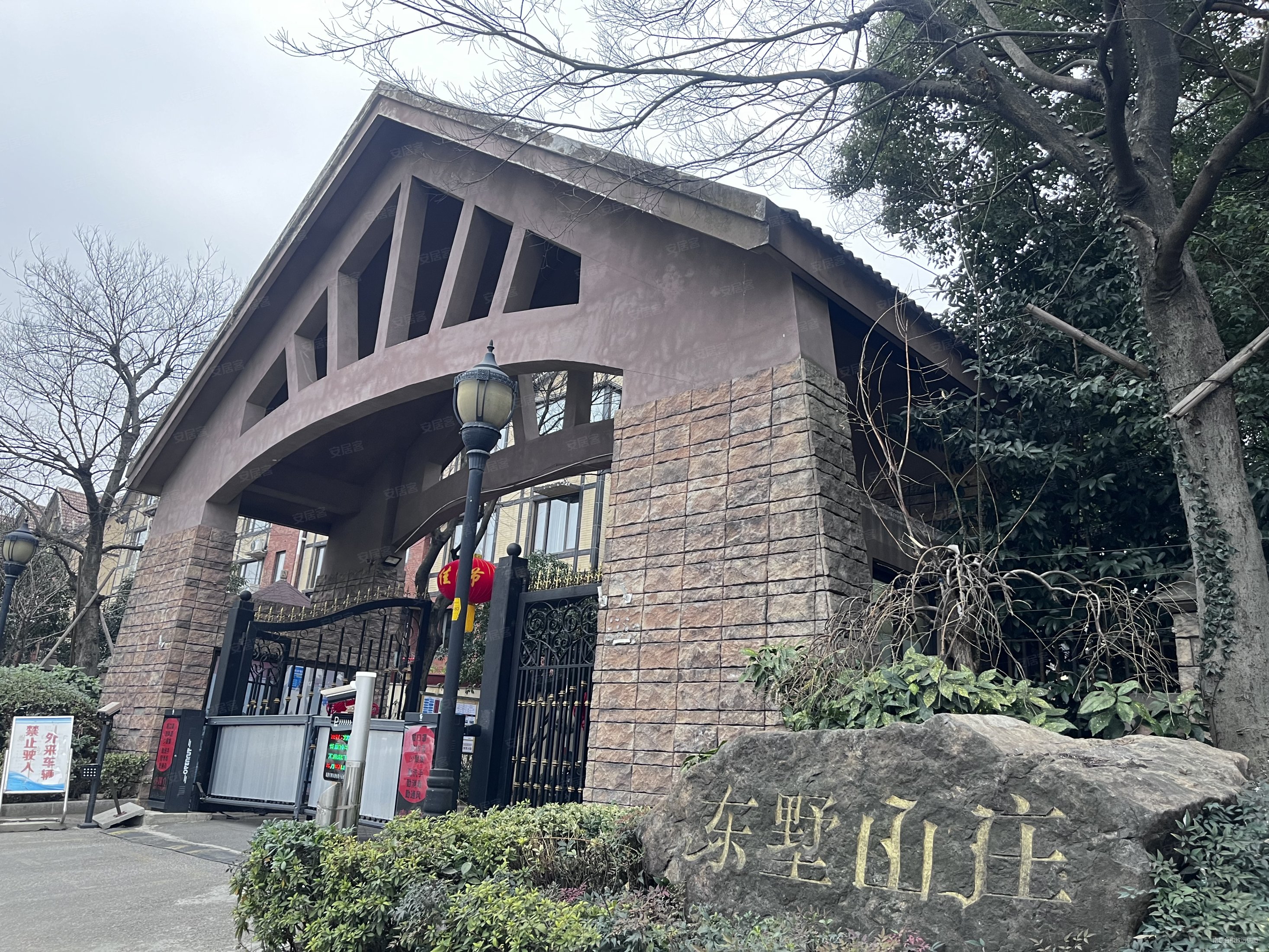 东墅322平联排边户送200平大花园门口可停3辆车