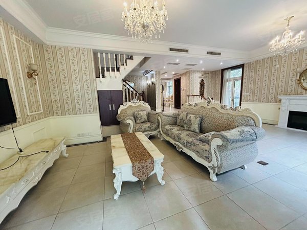 上海长宁中山公园春天花园下叠别墅有独立花园和双车位 有地暖 随时