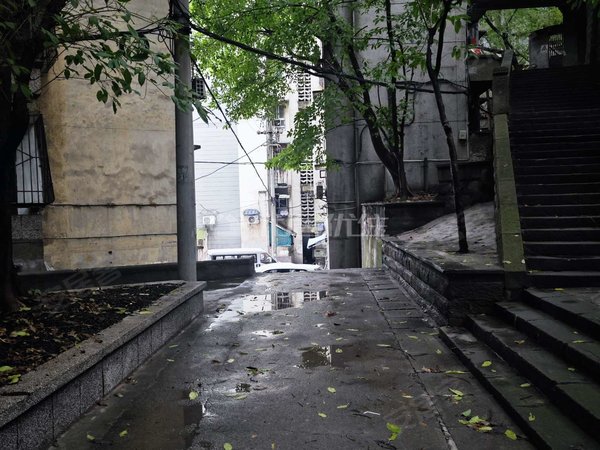 重庆九龙坡谢家湾谢家湾正街小区1000元每月 押一付三 54平 整租 2室