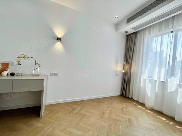 上海普陀长寿路湖南大厦地铁长寿路,武宁路站13,14号线附近,楼下边上