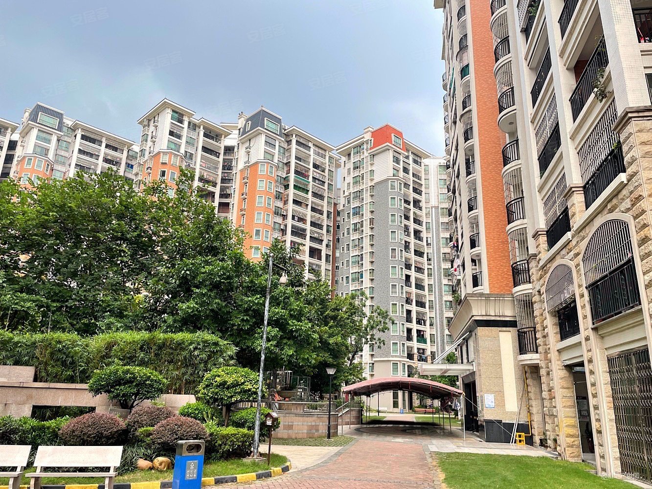 新君汇花地湾3室2厅2卫104㎡南163万