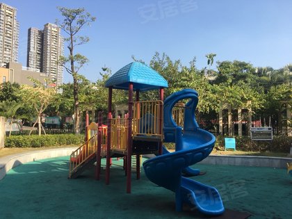 公交m498,881,b725路三站就能到附近学校御峰园自带公立幼儿园,公办的