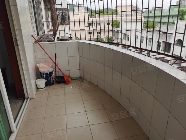 深圳宝安新安黄金台小区房子已经空出 家私已经配齐 停车便利 可长租