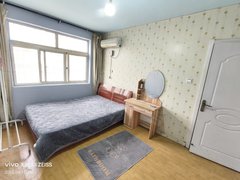 青岛城阳区政府新城花园小区,楼下就是地铁口,精装修南向主卧空调房付款灵活出租房源真实图片