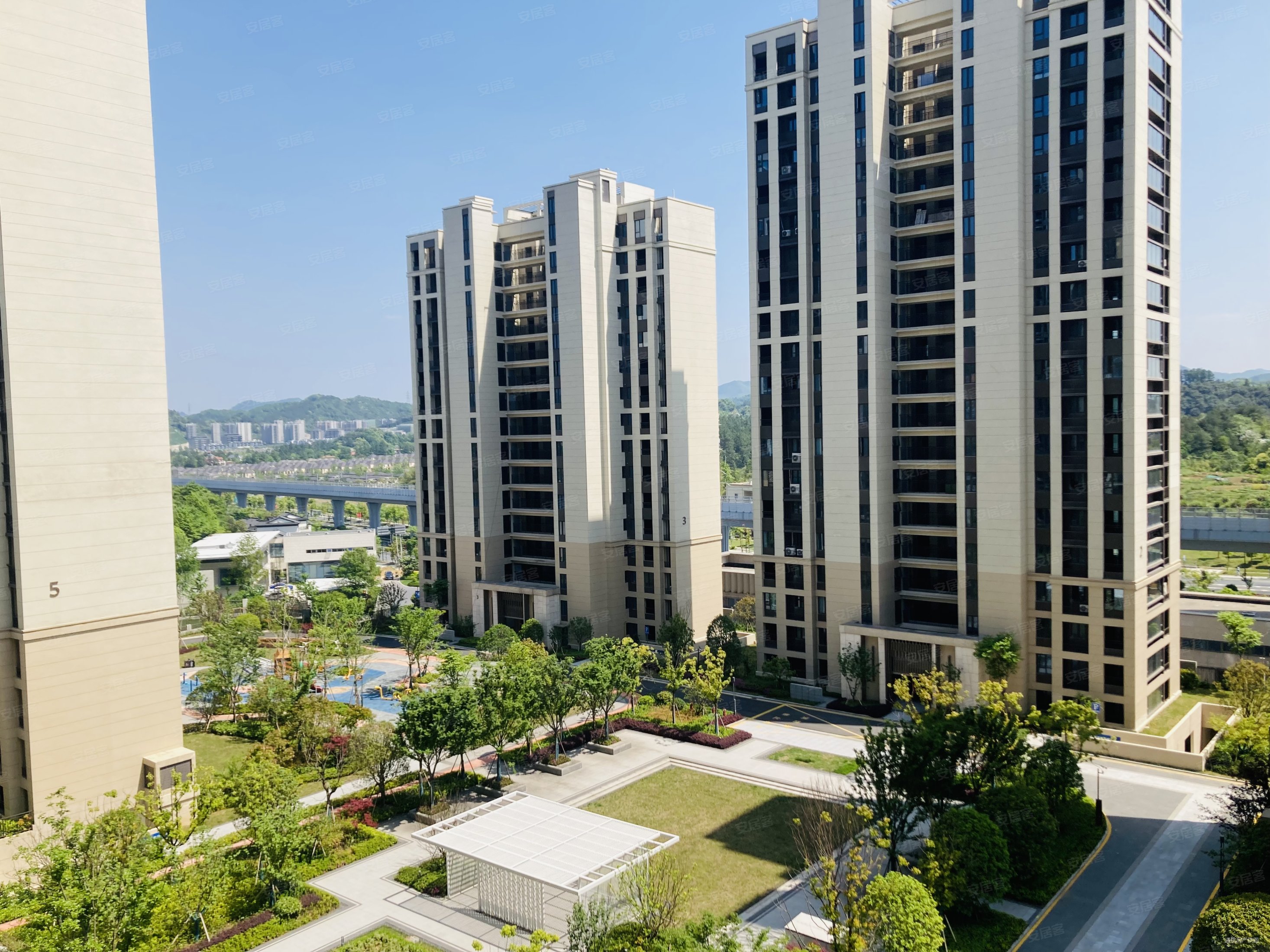 绿地亚洲公园3室2厅2卫88.6㎡南北135万