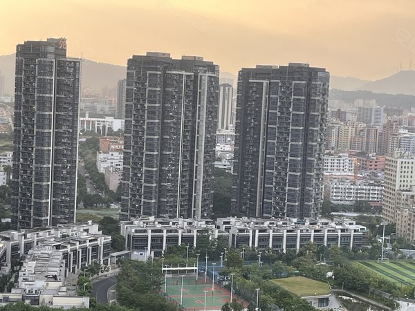 深圳龙华观澜珑门观澜长湖地铁口 体育公园旁 珑门名苑 精装三房 家私