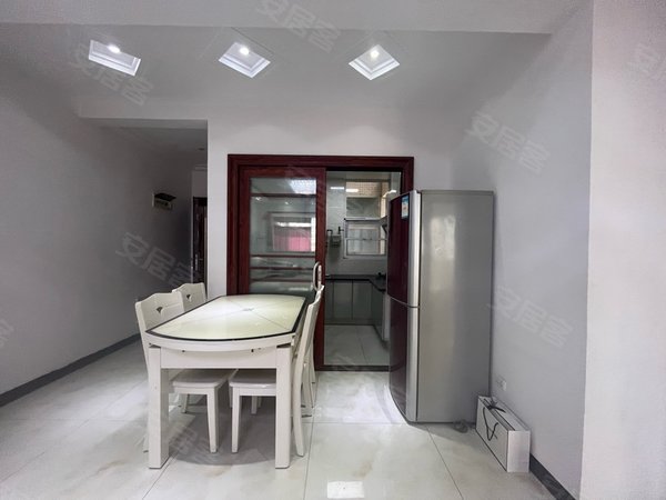 老河口武商广场老河口城区望江楼花园长租客户优先 19号退房 1200元包物业 精装2居室 电梯出租房源真实图片