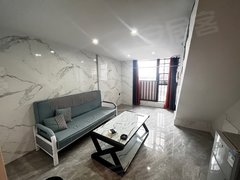 大理石贴砖 一居室空间大 可以放置1.8的大桌子实拍
