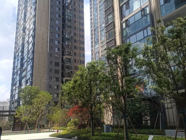 昆明盘龙江东花园俊发城文雅苑沃尔玛商圈旁边的住房,交通方便,小区