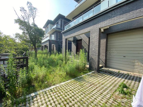 水月周庄(三期联排别墅,西边套大花园,花园直接邻水)急售!