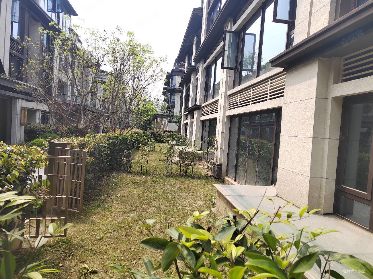 武侯政务中心旁 中国铁建 龙湖 新希望打造的叠拼 带地下室,西樾锦宸