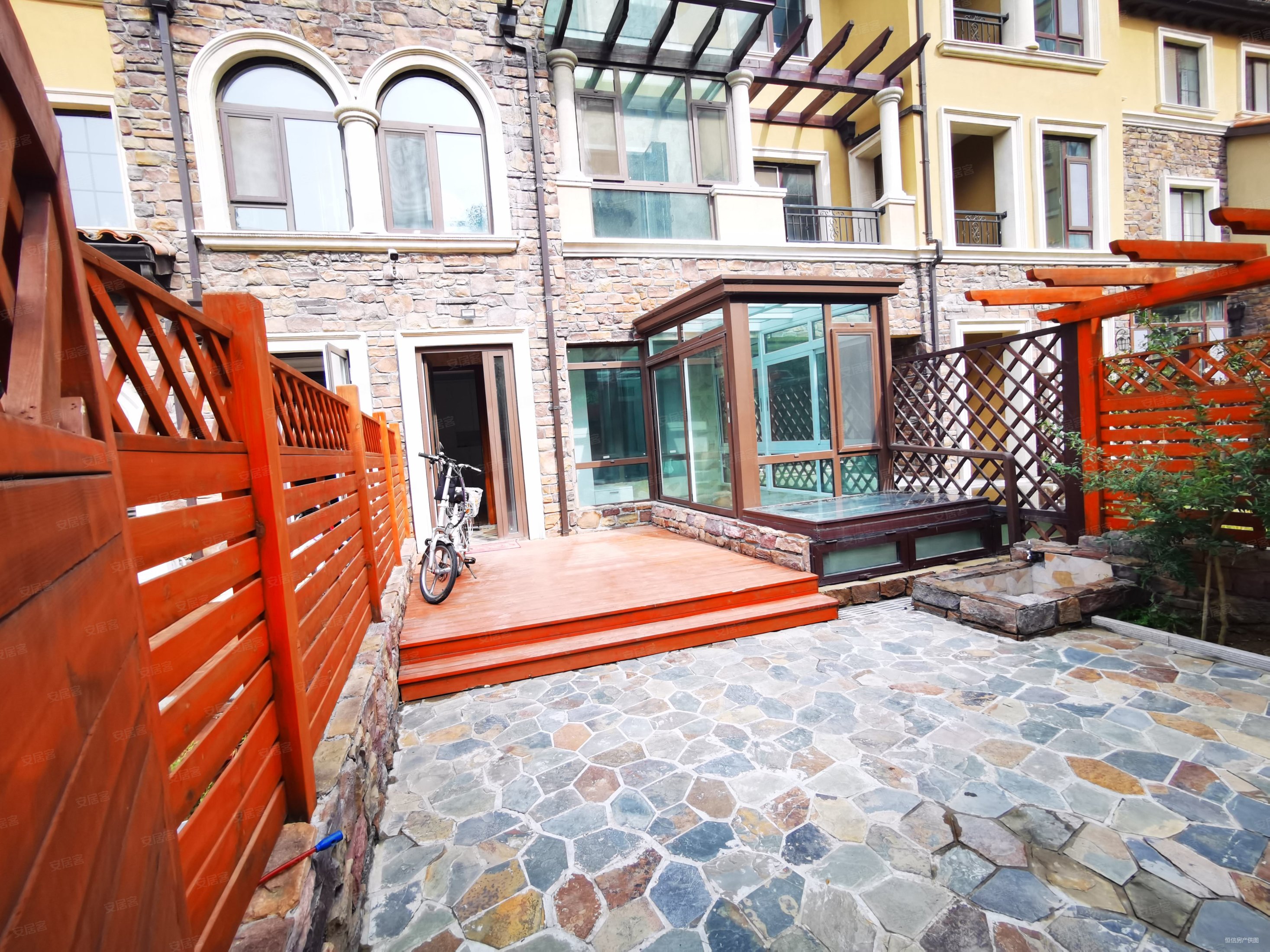 圣菲漫步 联排3层别墅带三面大院 负一层 车位 精装修470