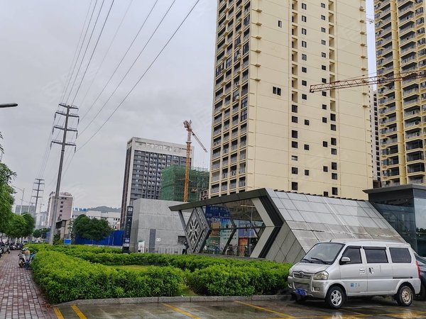 南宁西乡塘心圩龙都国际高新区3号地铁口龙都国际一房一厅精装配齐