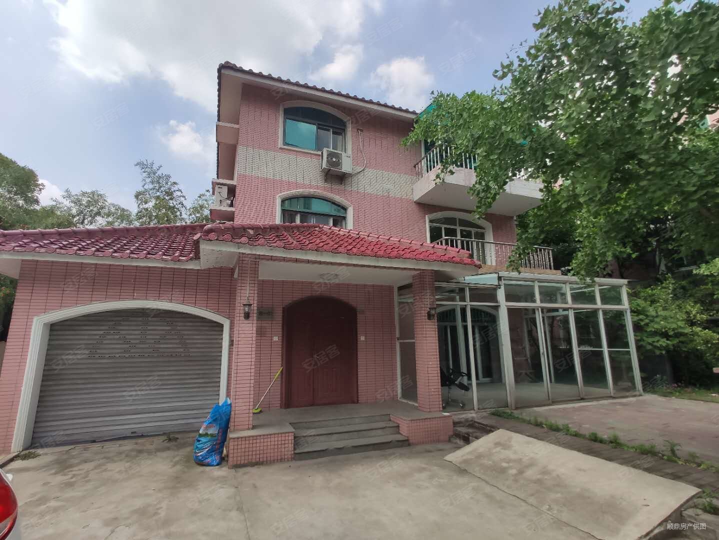 双龙别墅5室2厅满五255平南北通透简单装修带花园