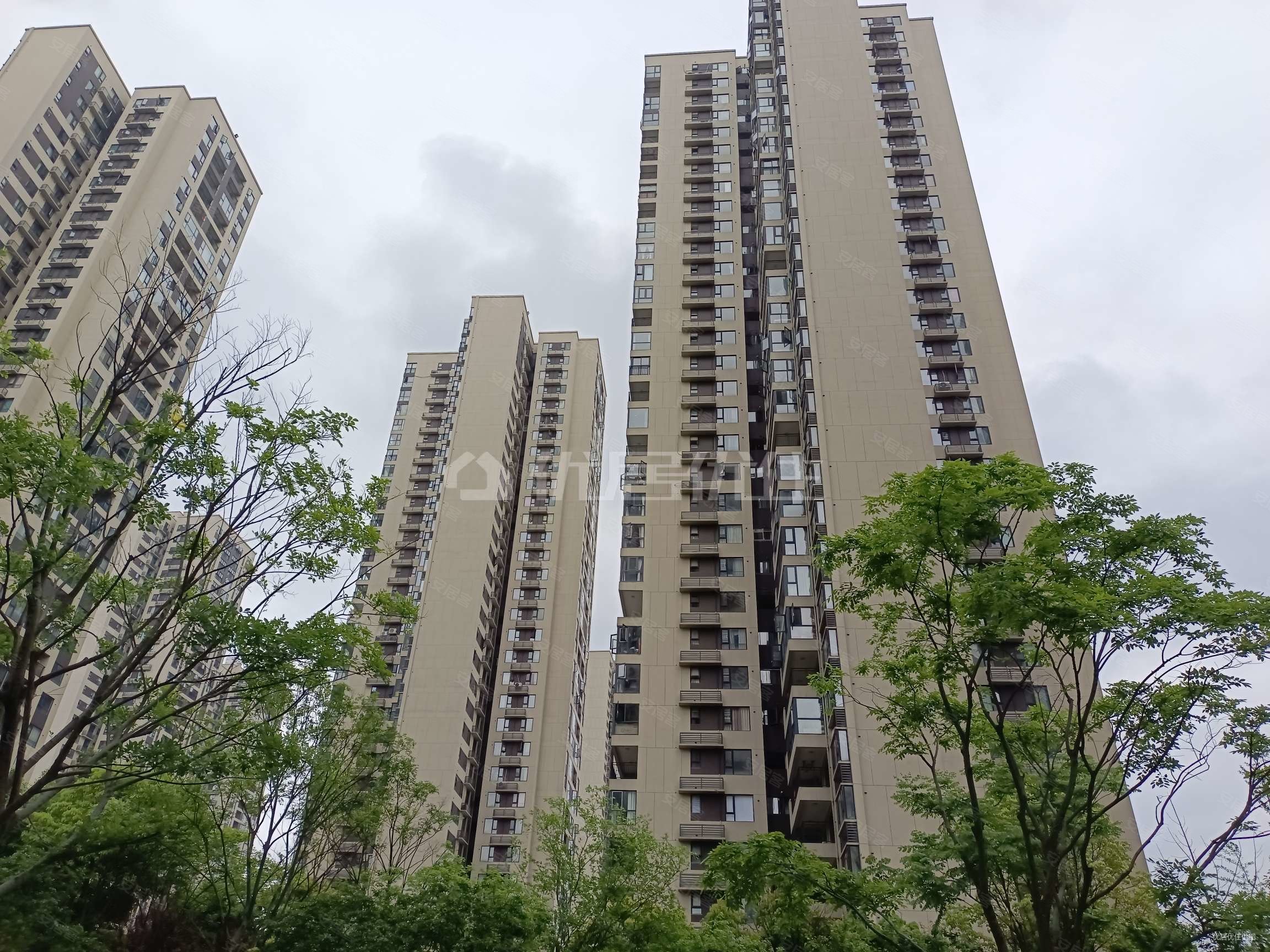 99平南北通透3室电梯房万科理想城看房方便有钥匙