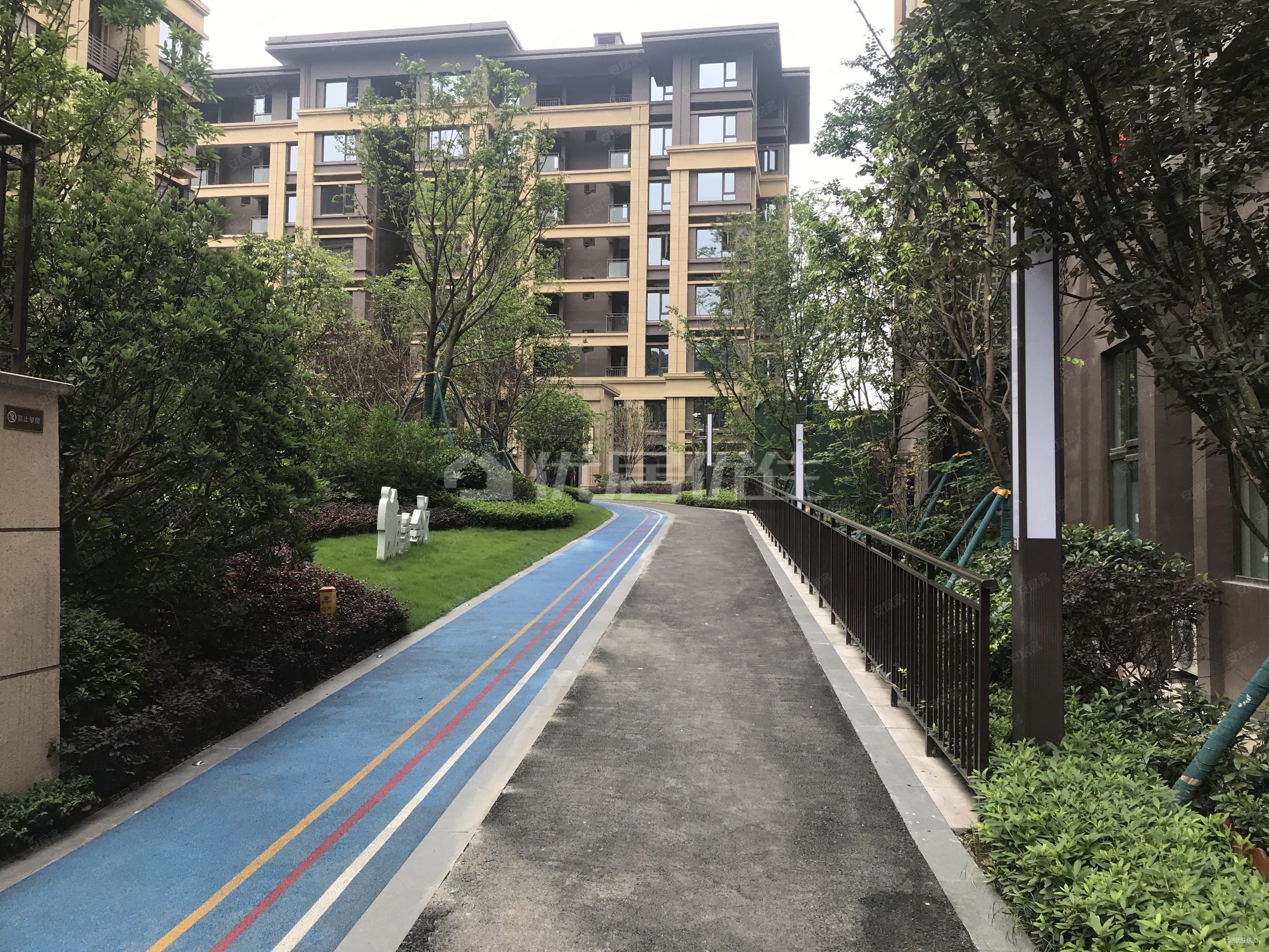 急售璧山绿岛新区枫香湖儿童公园云巴旁清水三房配套成熟