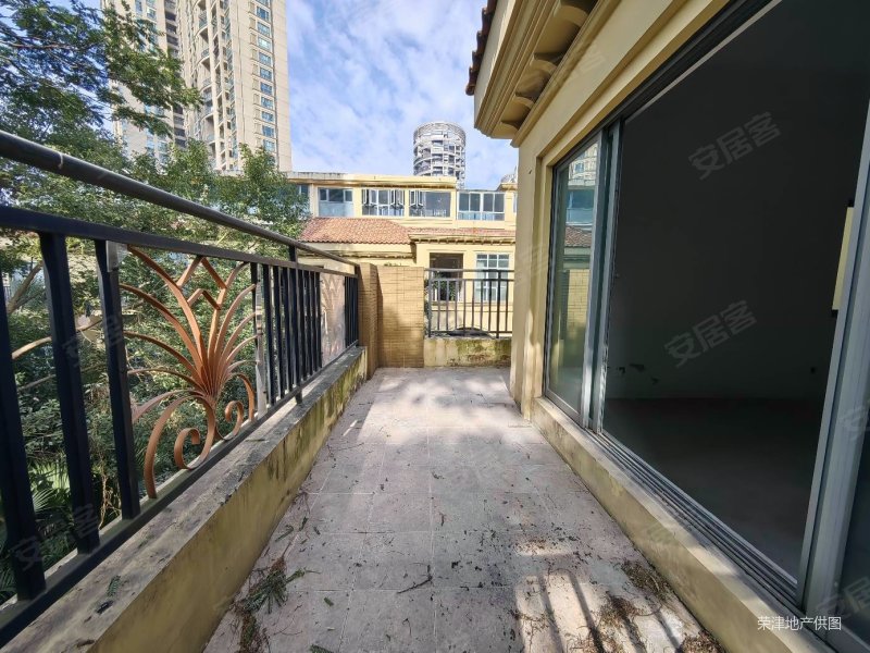 中心城端头位置 满五年 诚心出售 花园很大 看房方便,阅山华府(别墅)