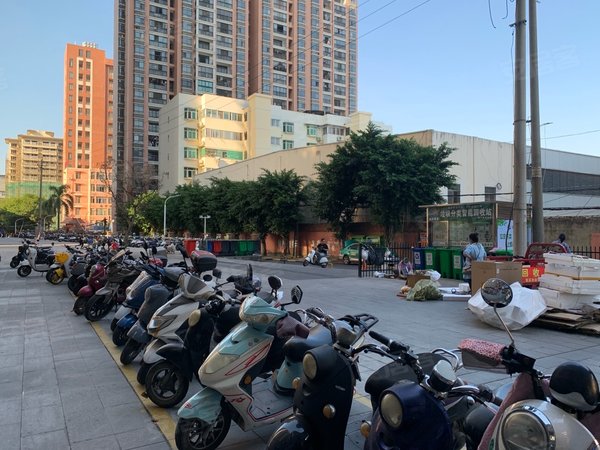 南宁西乡塘相思湖新区清川商贸城三房 带电视 超大景观阳台 近地铁口