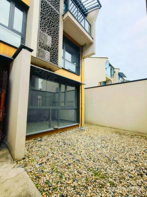 木渎寿桃湖边 中航樾园 联排别墅东边户 出行方便  停车方便