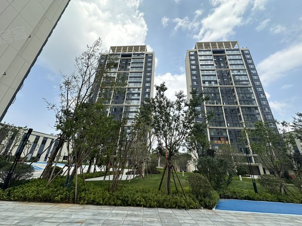 昆明呈贡建工新城俊发蓝湖俊园豪华装修 干净清爽 每月1350元 带全新