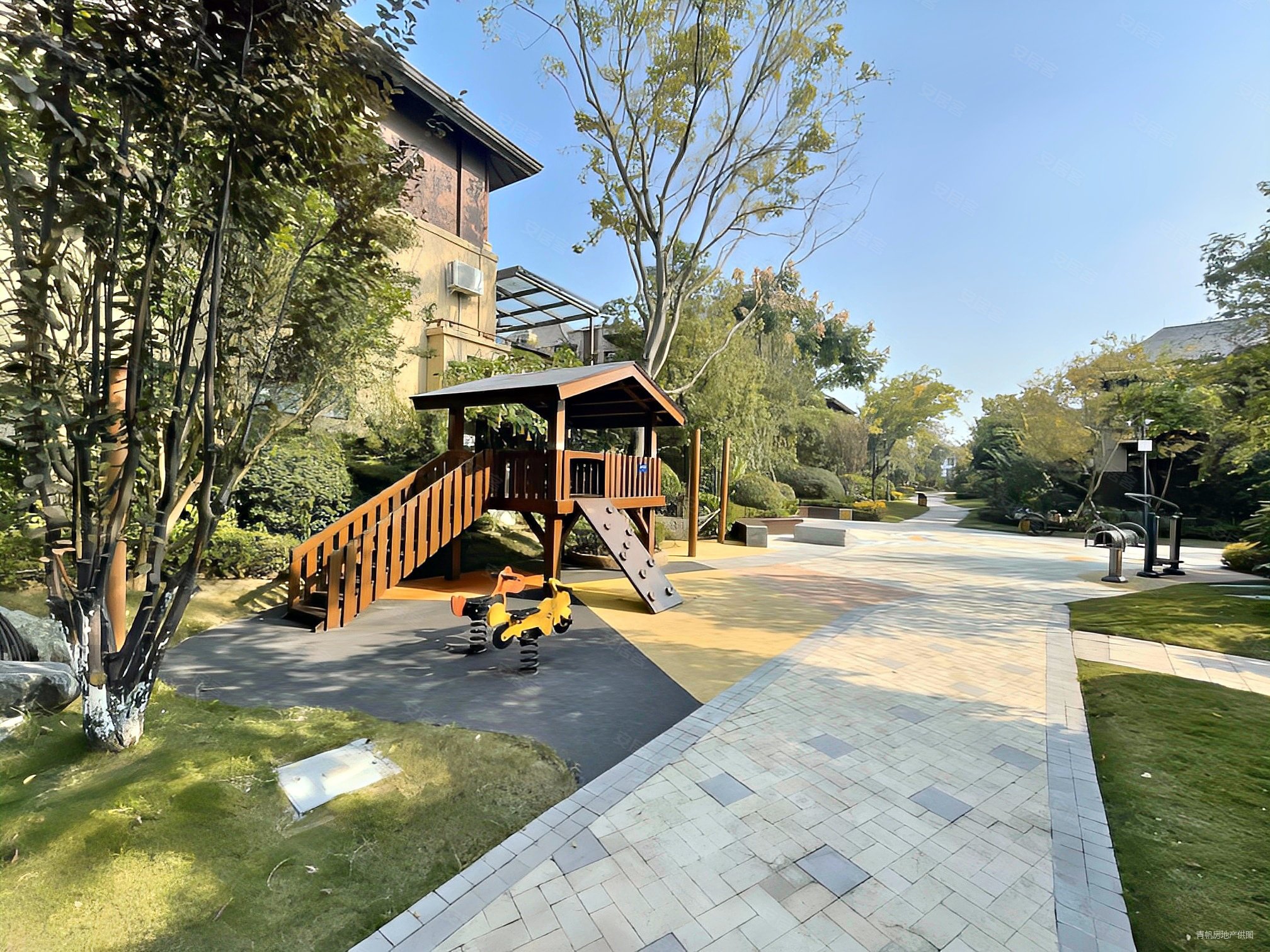 龙湖小院青城3室2厅2卫45.82㎡南北76万