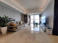 深圳福田香蜜湖东海国际60楼以上去年刚买过来的新楼三房出租出租房源真实图片