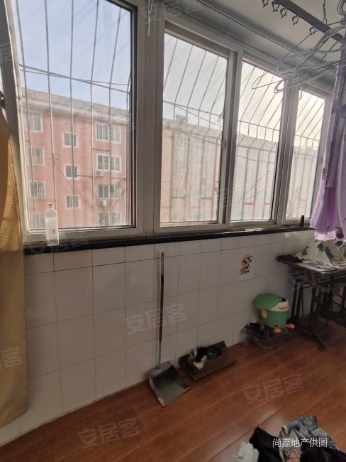 兴华小区三楼100平带大车库房本满五年