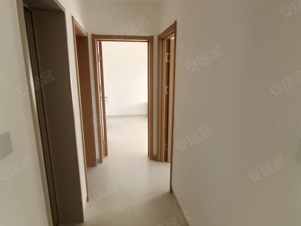 包头稀土高新区滨河大厦伊泰华府荟伊泰一期 三室两厅两卫精装修 第一次出租出租房源真实图片