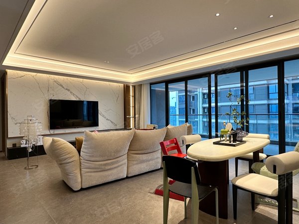 成都高新区中和悦蓉东方新川 大平层套四三卫法系奶油风 适合居家 配