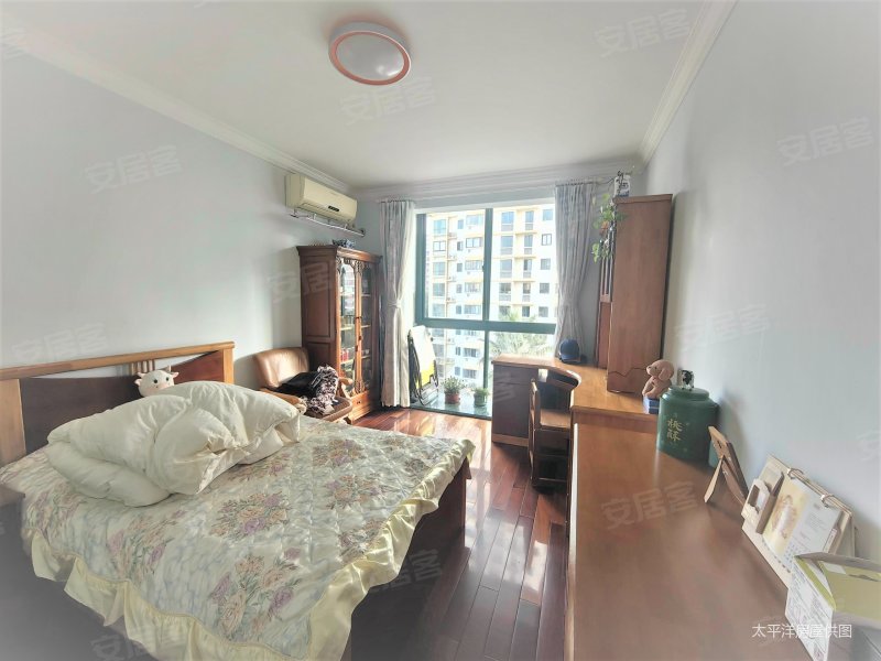 新出三房,有车位,价格好谈,新装修,拎包入住,位置好,诚意卖,虹桥馨苑