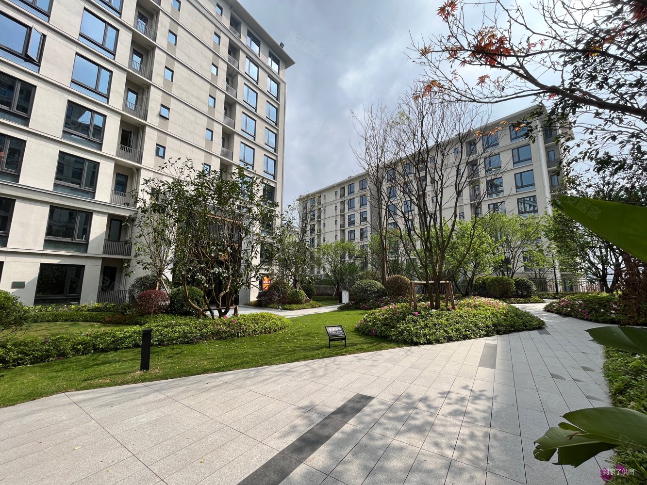 华宇两江御临府五期珑月台3室2厅2卫82㎡南北81万