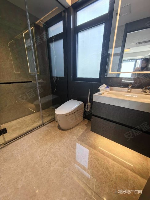 蓝光黑钻4室2厅2卫143㎡南北330万