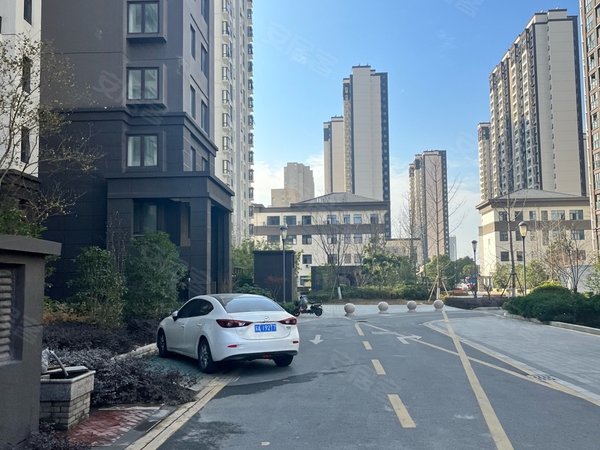 苏州吴中长桥石湖景苑三期实拍朝南大主卧带阳台!1米八大床!