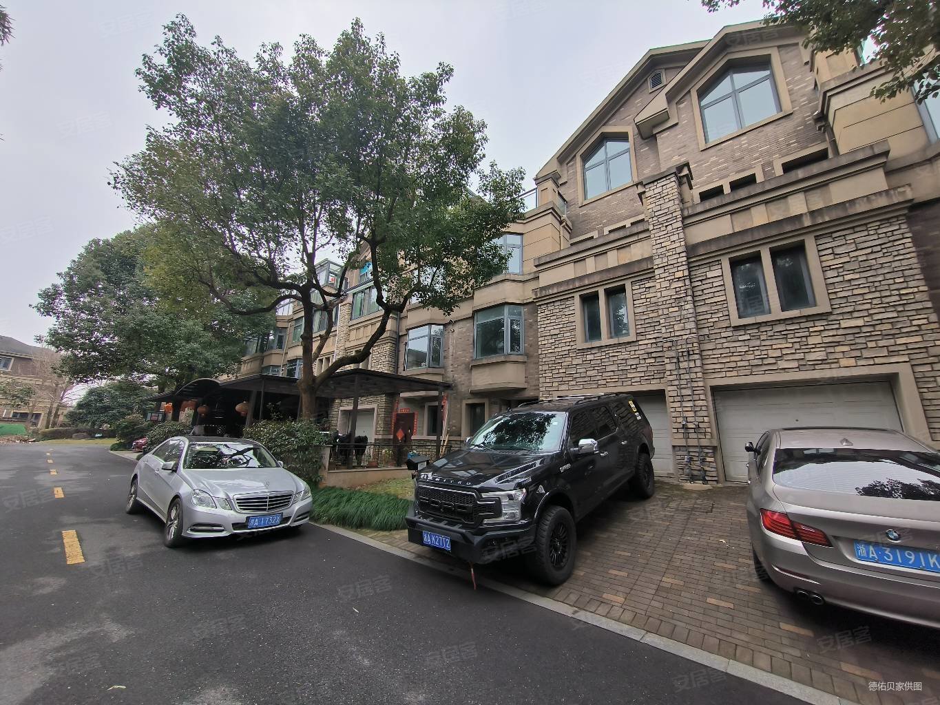 联排别墅300平米私家花园地三层999万可售