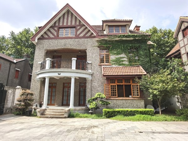 湖南路沿街独栋花园洋房霸气外观800平超大花园停车方便
