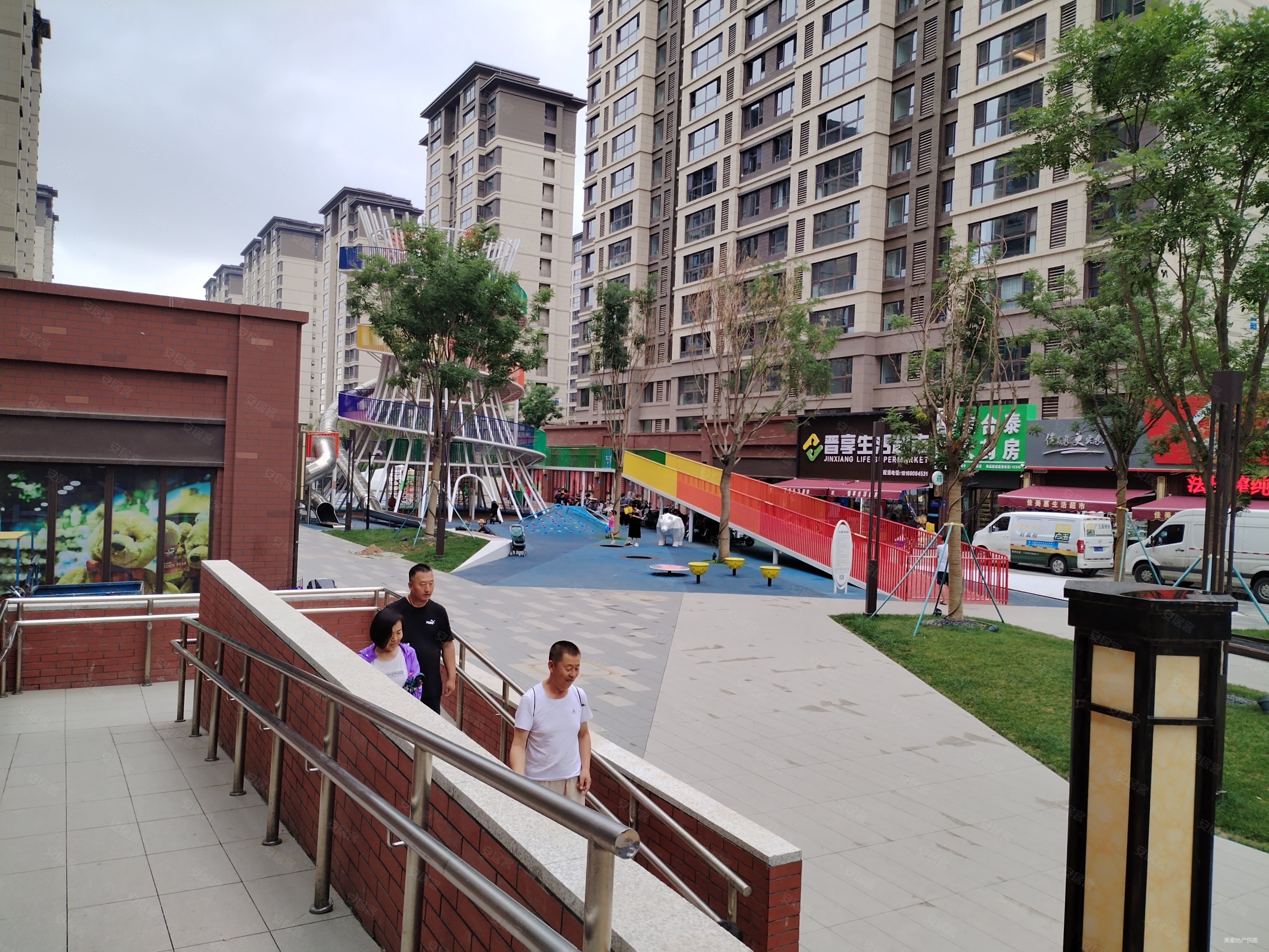 万科林溪花园,业主二次装修,楼栋位置小区中间,中间楼层,万科翡翠公园