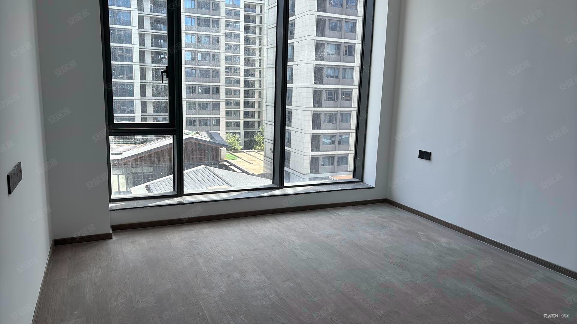 揽月臻翠府(商住楼)5室2厅4卫311.64㎡南590万