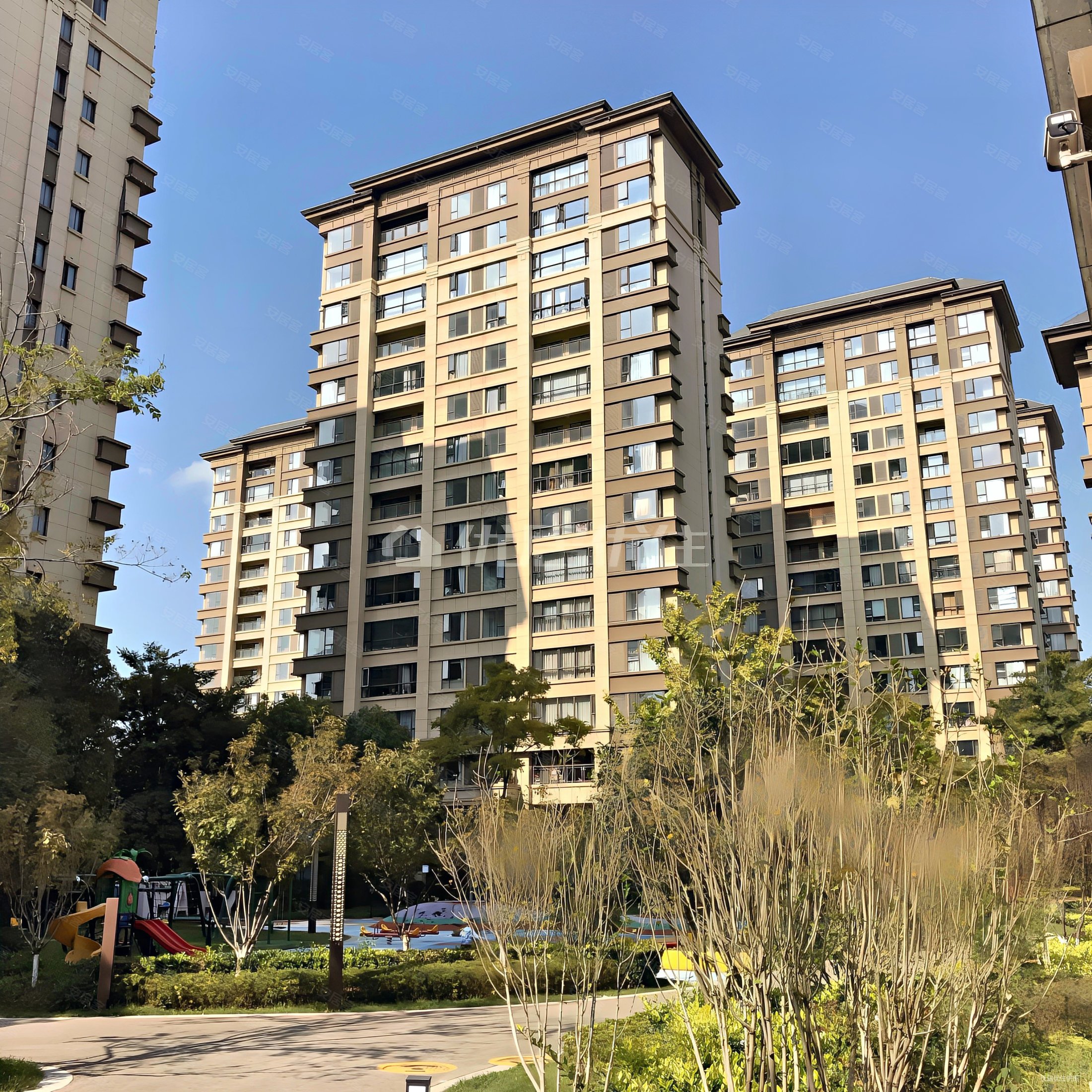 绿地海珀澜庭(一期)3室2厅3卫147㎡东南288万