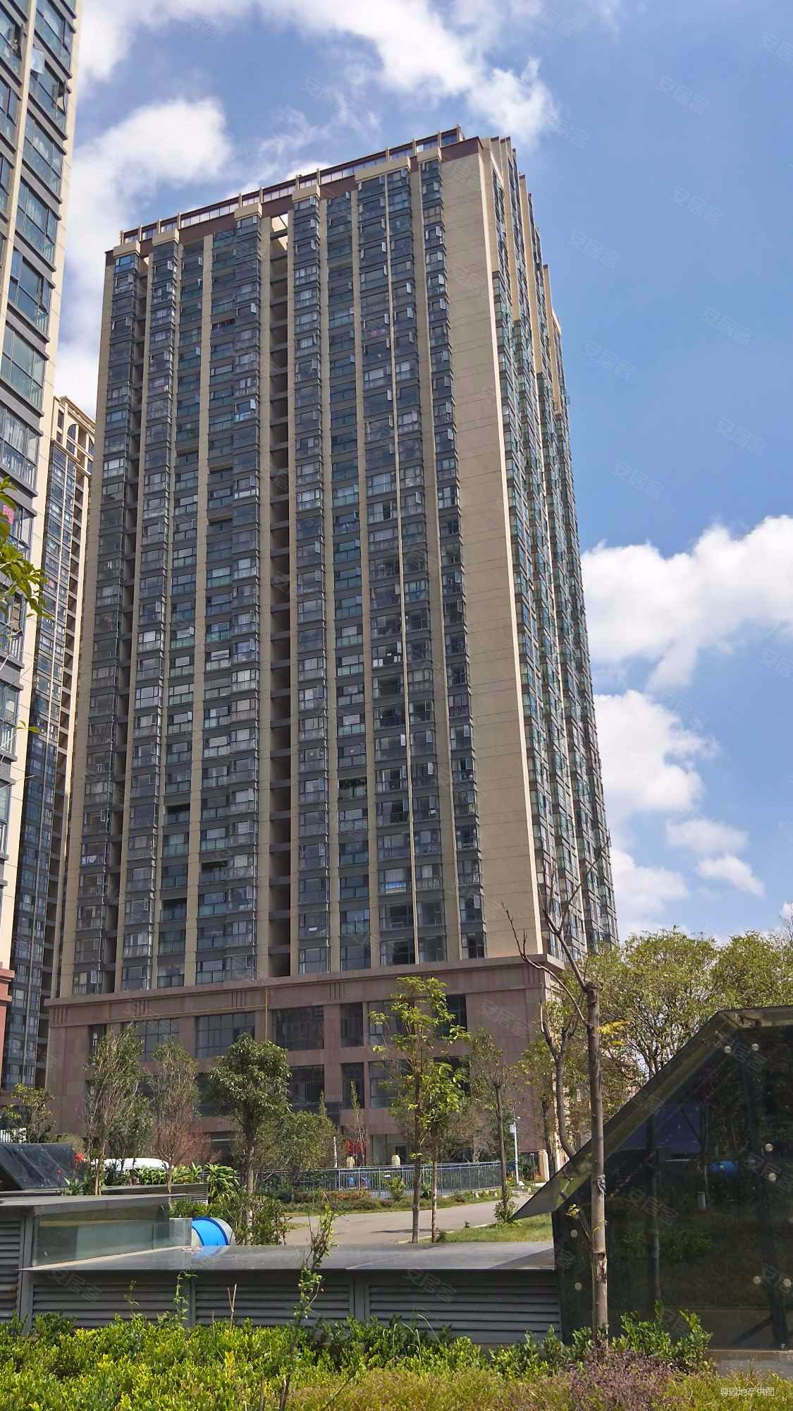 诚心出售圣世一品满二住房3室2厅精装随时看房