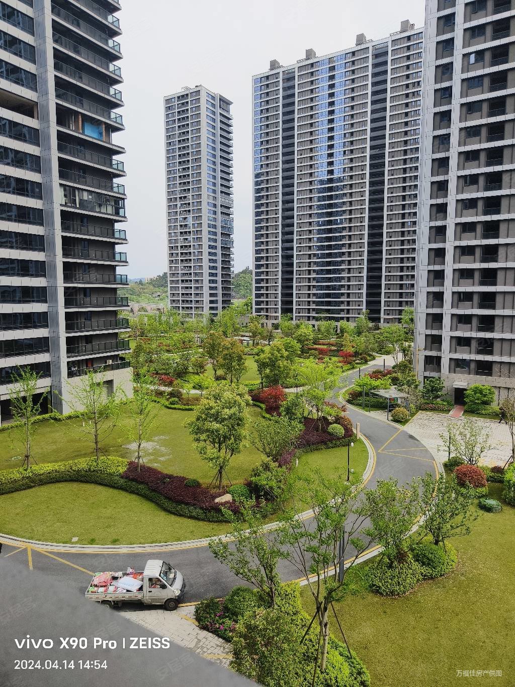 湖山壹品苑边套100的套内送车位三阳台