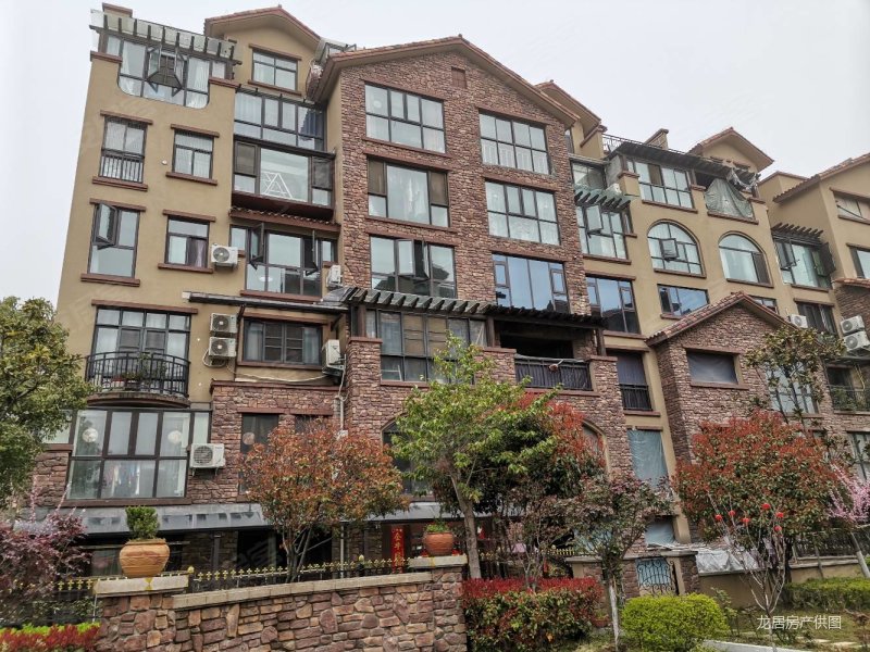 蓝天卡梅尔小镇3室2厅2卫138㎡南北170万