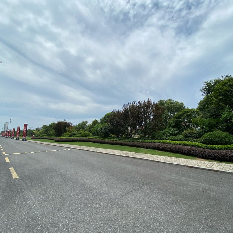 两梯四户,面积段110平至190平,户型覆盖面广轨道交通坐拥滨江大道