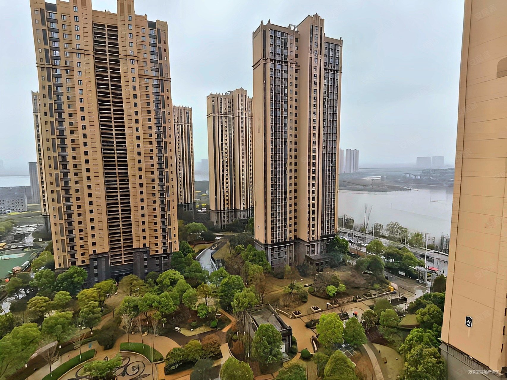 这价格买江夏文化大道永旺旁 中建汤逊湖壹号 精装湖景2房