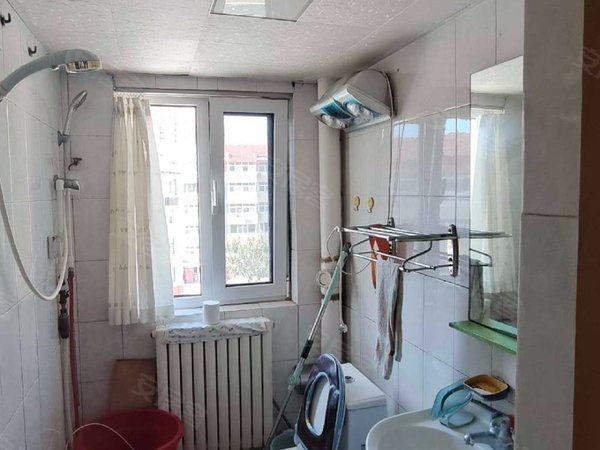 青岛胶州阜安南坦小区南坦小区4楼套二900元 中装双气 空调冰箱电视