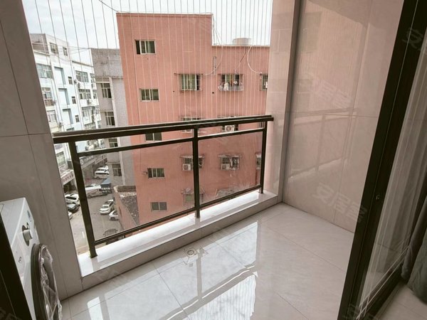 深圳福田福田中心区石厦东村(毕业季特惠)石厦地铁站,首月免押金,精